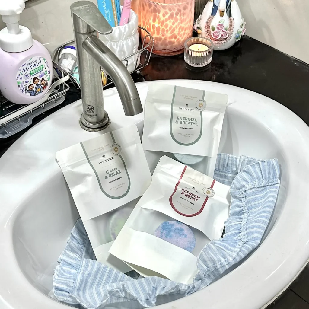 ชาวเวอร์สตีมเมอร์ Holy Fizz สูตร Calm & Relax, Energize & Breathe และ Refresh & Reset จัดวางในอ่างล้างหน้า