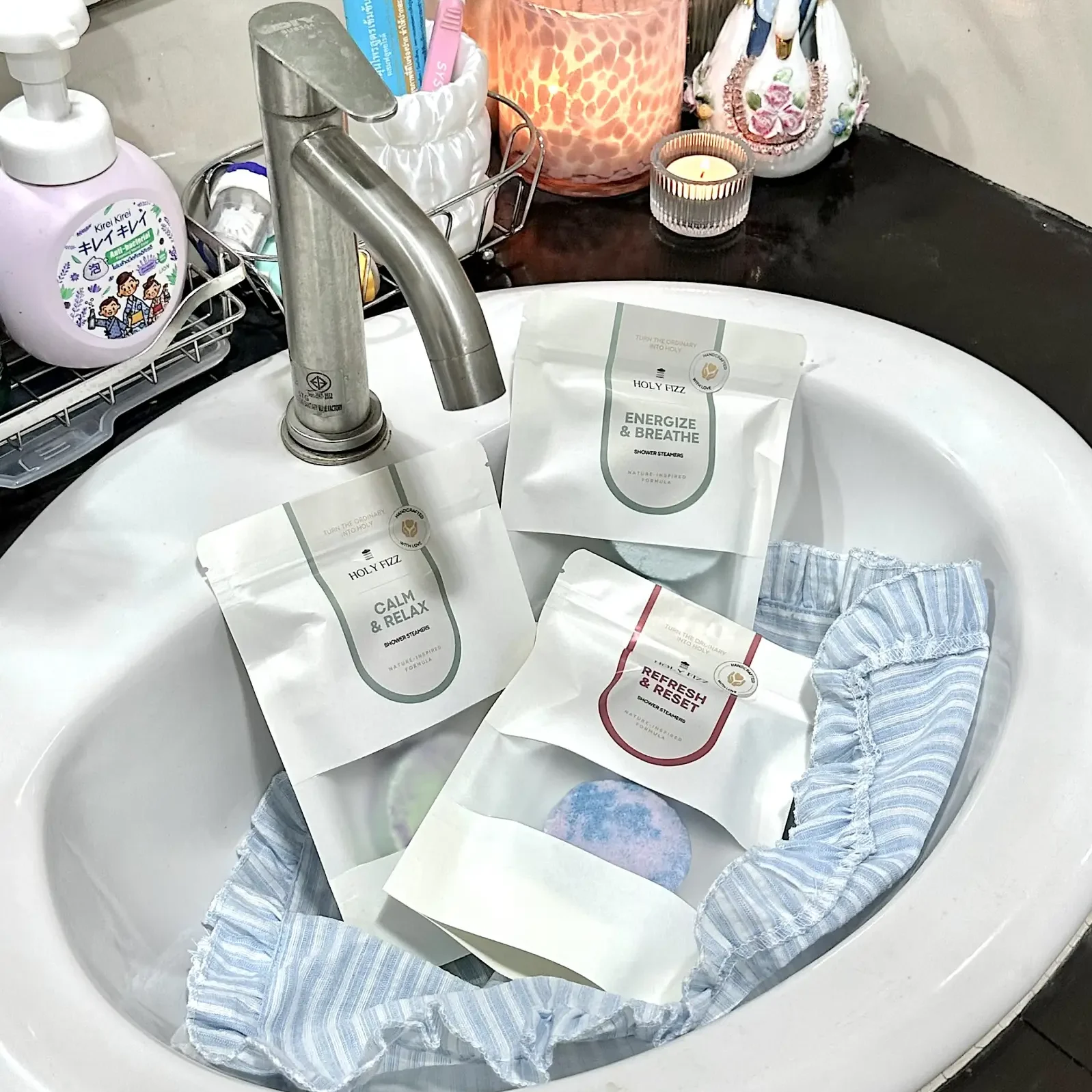 ชาวเวอร์สตีมเมอร์ Holy Fizz สูตร Calm & Relax, Energize & Breathe และ Refresh & Reset จัดวางในอ่างล้างหน้า