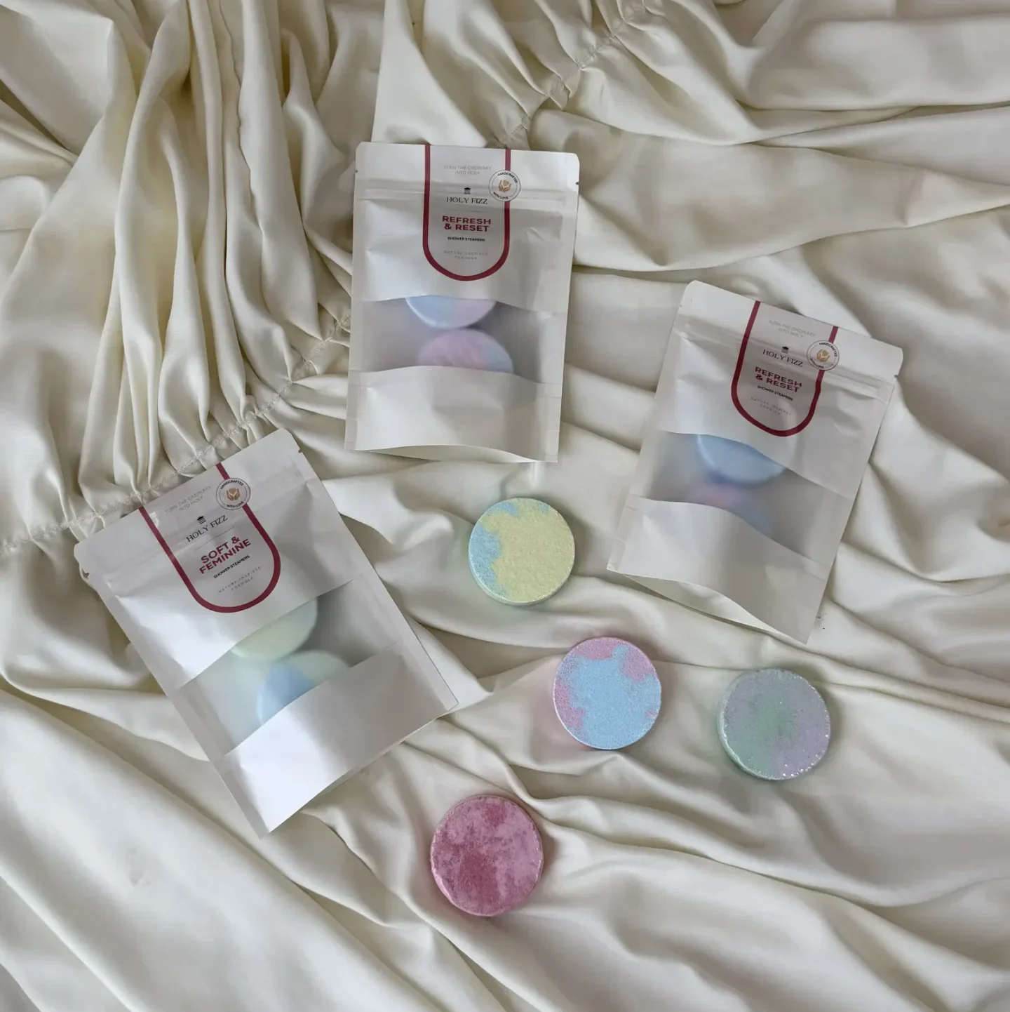 ชาวเวอร์สตีมเมอร์ Holy Fizz หลากสี พร้อมแพ็กเกจ Refresh & Reset และ Soft & Feminine จัดวางบนผ้าซาตินสีครีม
